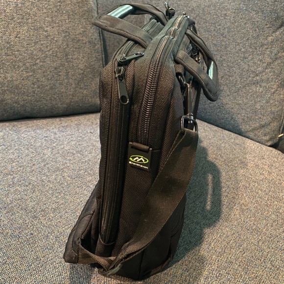 Brenthaven 16” x 13 1/2” Computer Bag Lightweight  Black Like New, Luggage strap - Picture 5 of 14